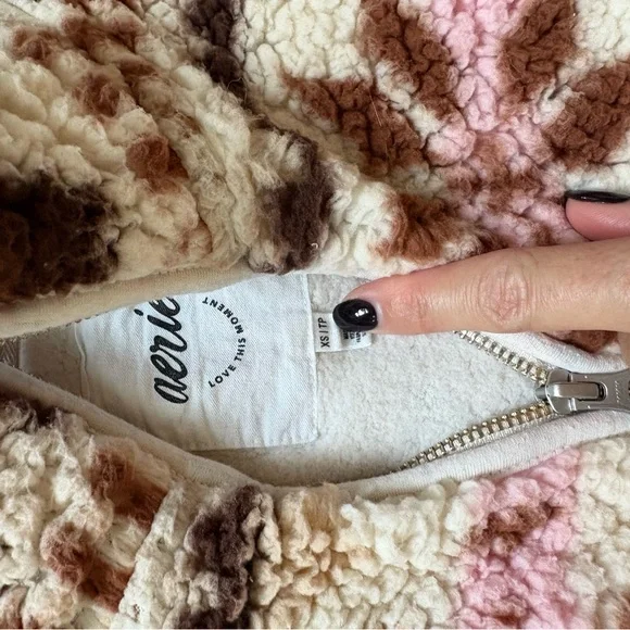 Aerie hometown holiday Cream and Brown Floral fleece quarter zip - Picture 4 of 11
